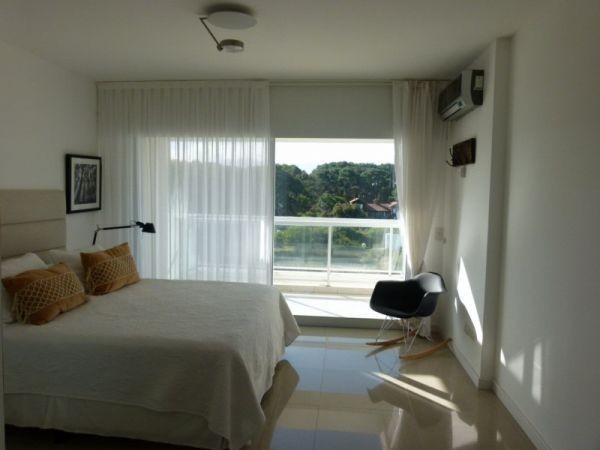 Excepcional departamento en alquiler con cuatro suite en primera fila de Playa Brava.